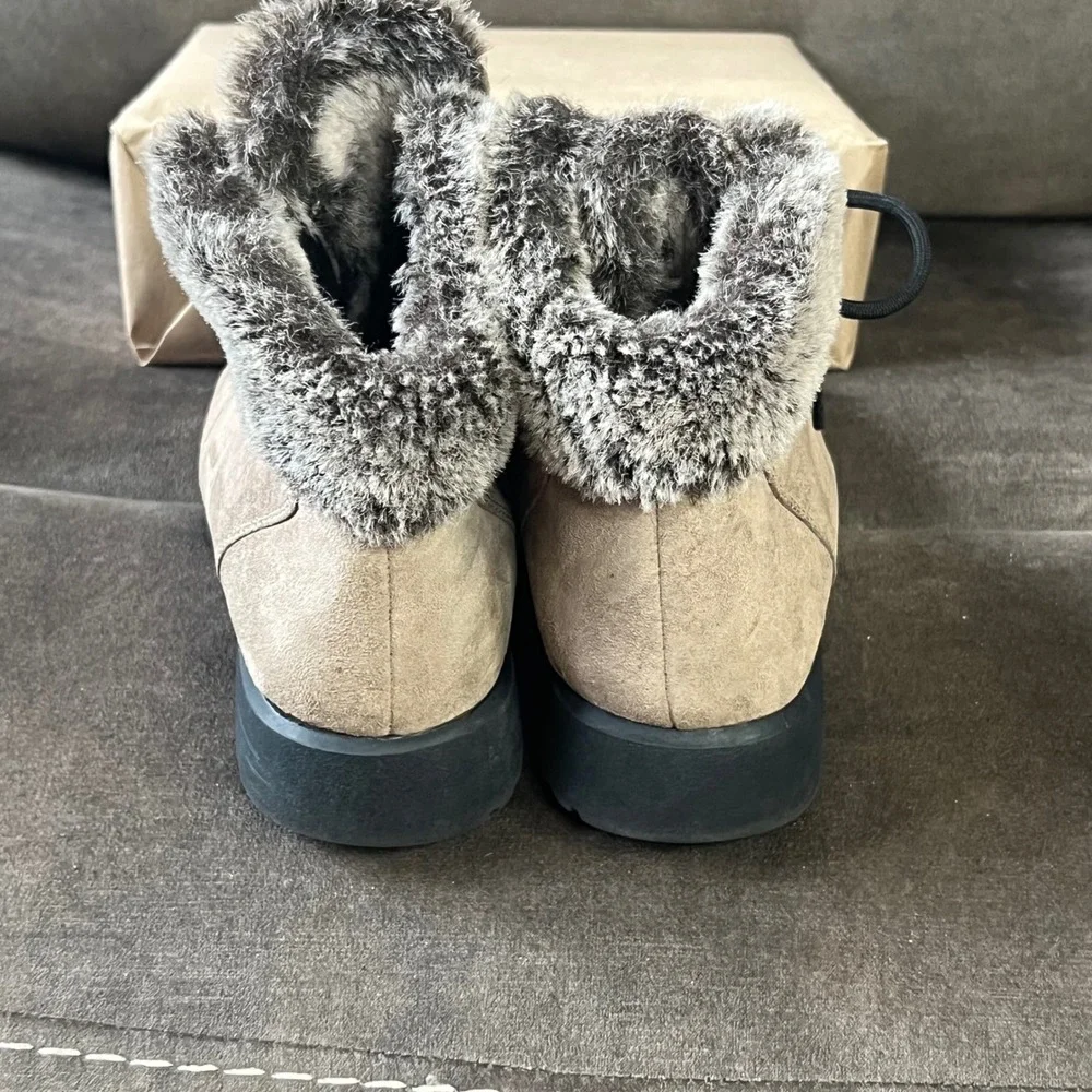 Cobbler Cuddlers Women's Size 7 Faux Fur Lined Ankle Boots Tan Suede Lace Up EUC
